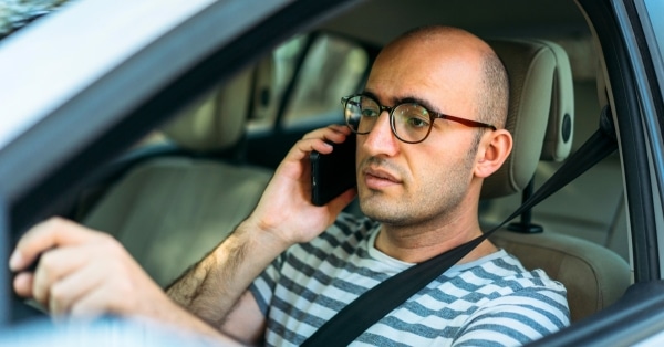 התנעתם את האוטו בחניה של המסעדה ואתם בטלפון? יכול להיות שתקבלו דו"ח