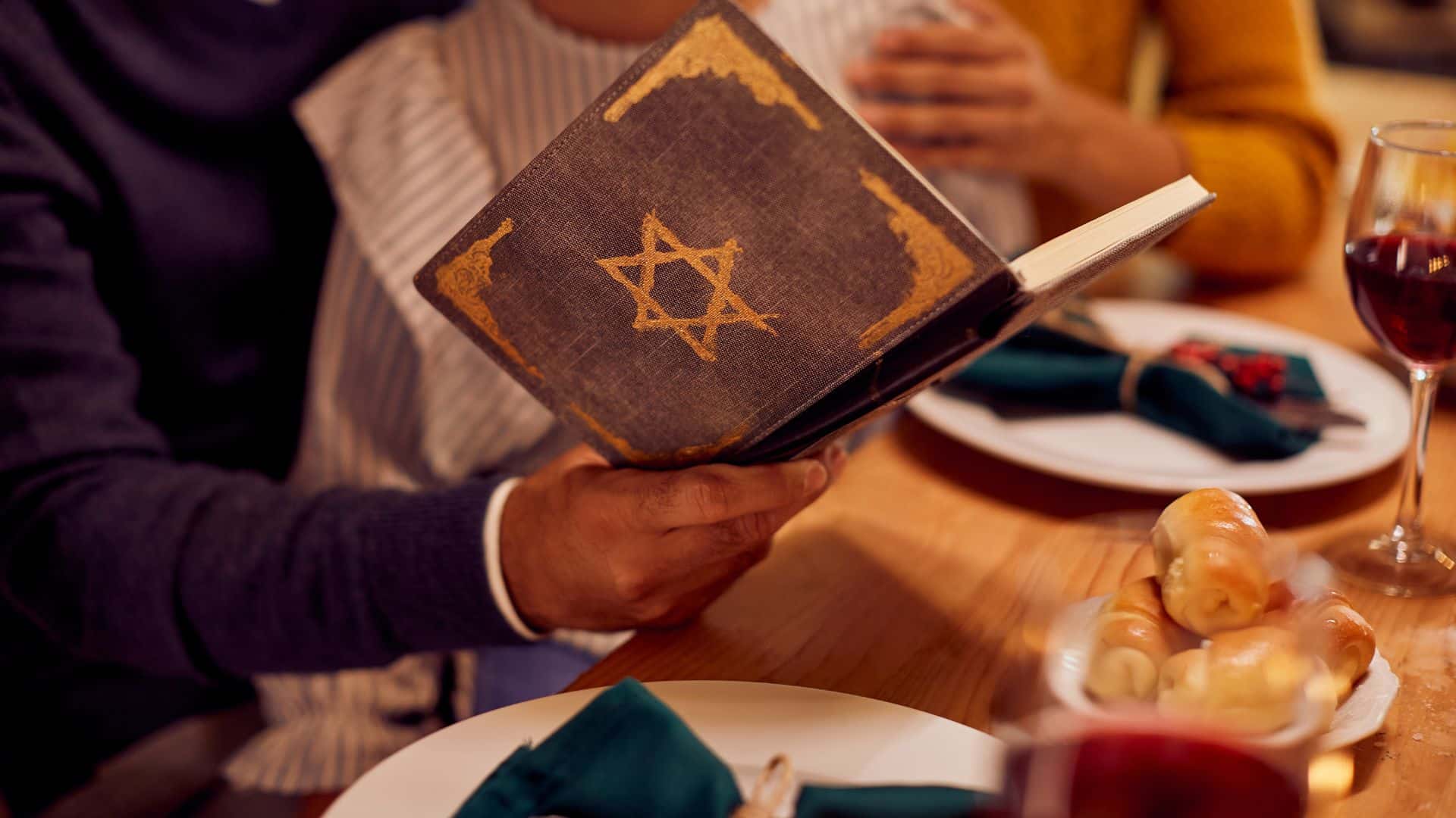 תכשיטים עם תנ"ך: הסיפור מאחורי הקמעות והסמלים